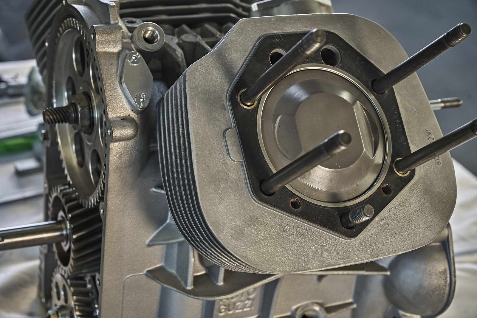 Guzzi Motor Zusammenbau René Nesselhauf